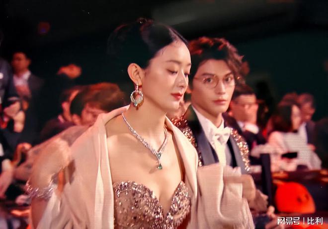 艳宋佳稳居C位却被压轴的李宇春抢镜凯时尊龙人生北京这夜赵丽颖裹胸惊