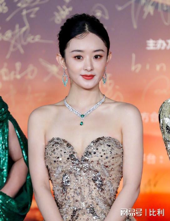 艳宋佳稳居C位却被压轴的李宇春抢镜凯时尊龙人生北京这夜赵丽颖裹胸惊(图4)