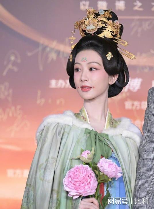 艳宋佳稳居C位却被压轴的李宇春抢镜凯时尊龙人生北京这夜赵丽颖裹胸惊(图5)