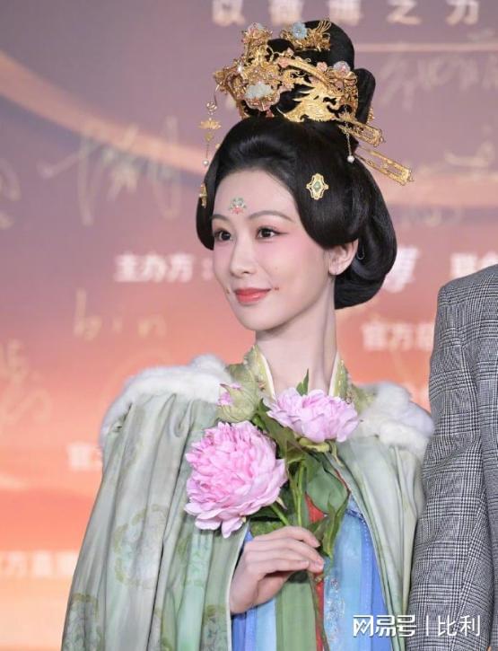 艳宋佳稳居C位却被压轴的李宇春抢镜凯时尊龙人生北京这夜赵丽颖裹胸惊(图10)
