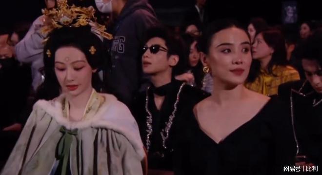 艳宋佳稳居C位却被压轴的李宇春抢镜凯时尊龙人生北京这夜赵丽颖裹胸惊(图28)