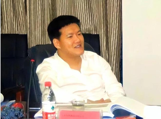 员工被逼“裸辞”老板被曝跑路有黑料曝光尊龙AG人生就是博上海千亿集团暴雷!(图2) 员工被逼“裸辞”老板被曝跑路有黑料曝光尊龙AG人生就是博上海千亿集团暴雷!(图2)